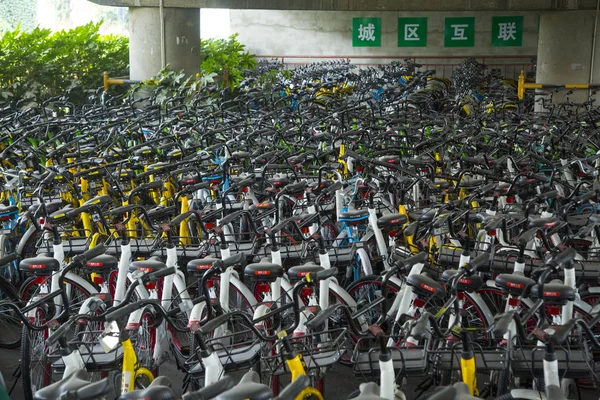 Ποδήλατα Κινεζική Ποδήλατο Διαμοιρασμού Υπηρεσιών Παρατάσσονται Ένα Χώρο Στάθμευσης Στην — Φωτογραφία Αρχείου