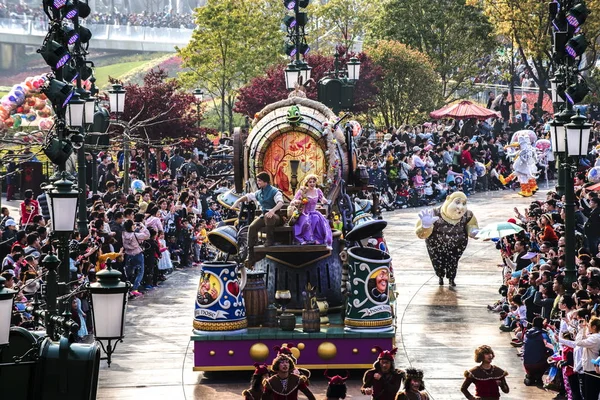 Los Turistas Agolpan Para Ver Los Artistas Actuar Durante Desfile — Foto de Stock