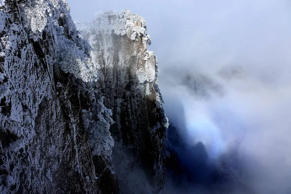 Paisaje Pinos Cubiertos Nieve Contra Arco Iris Circular Montaña Huangshan — Foto de Stock