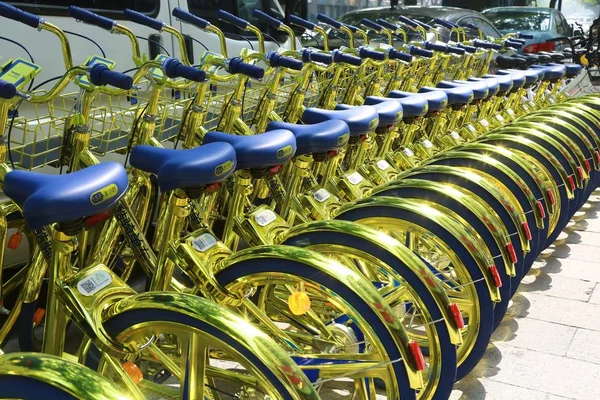 Golden Bicycles Chinese Bike Sharing Service Lined Road Hangzhou City — стоковое фото