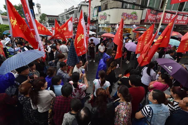 2017年6月5日 在中国东部安徽省六安市茅通昌镇 当地中国居民和家长聚集在街头观看茅昌高中学生即将到来的全国高考 也被称为高考 — 图库照片