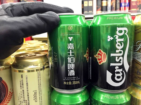 File Shopper Compra Una Lata Cerveza Carlsberg Supermercado Shanghai China —  Fotos de Stock