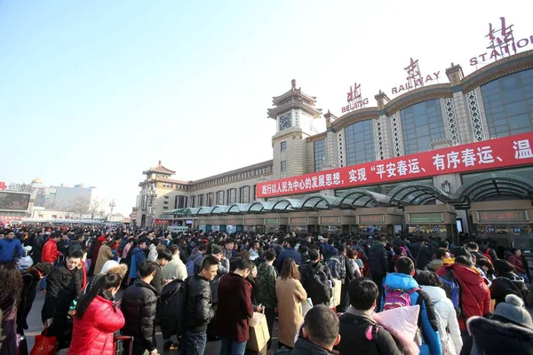 中国北京市に北京駅で旧正月や春祭りから仕事に復帰した中国の乗客群衆正方形の 2017 — ストック写真