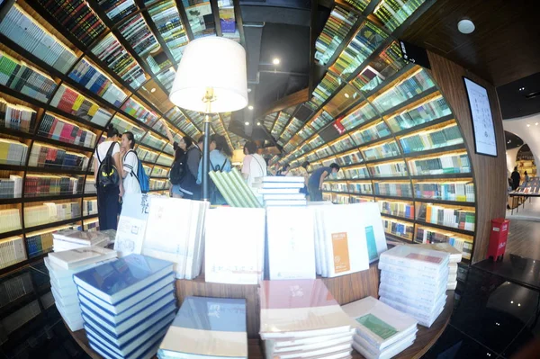 Πελάτες Διαβάζουν Βιβλία Στο Βιβλιοπωλείο Zhongshuge Στην Πόλη Yangzhou Στην — Φωτογραφία Αρχείου