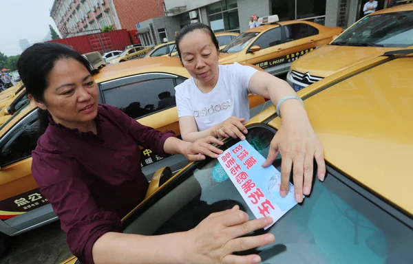 Taxi Pega Con Una Señal Coches Voluntarios Para Examen Ingreso — Foto de Stock