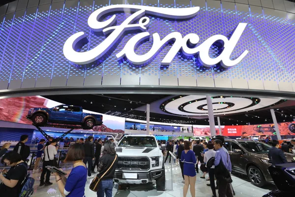 Persone Visitano Stand Ford Durante Xvii Mostra Internazionale Dell Industria — Foto Stock