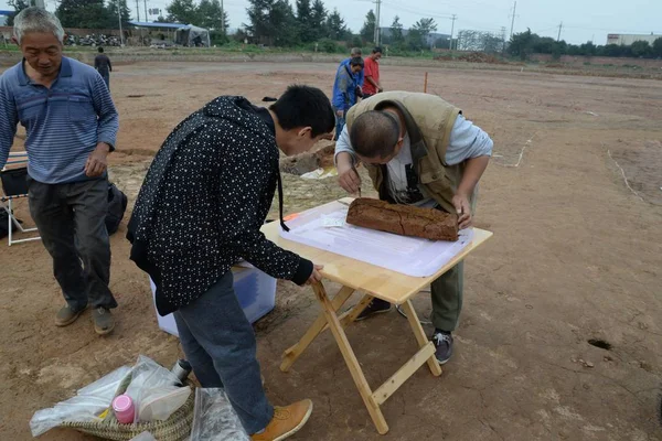 Gli Archeologi Cinesi Indagano Sulle Reliquie Rinvenute Una Delle Tombe — Foto Stock