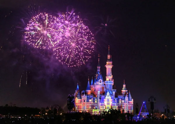Феєрверк Вибухнути Через Disney Замку Під Час Першої Річниці Святкування — стокове фото