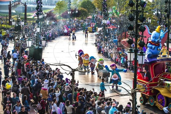 Los Turistas Agolpan Para Ver Los Artistas Actuar Durante Desfile — Foto de Stock