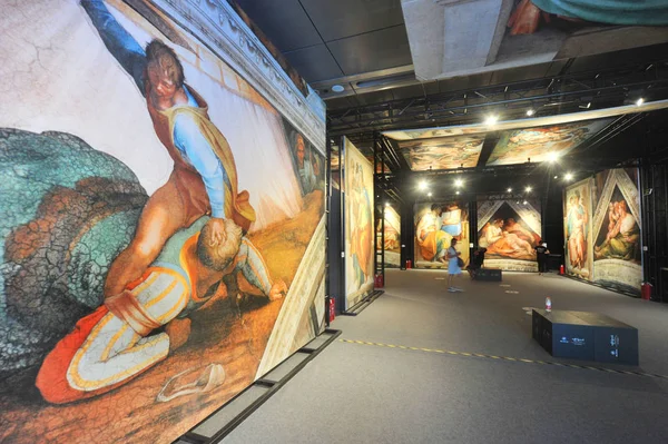 Visitantes Admiram Réplicas Dos Murais Michelangelo Uma Prévia Exposição Genesis — Fotografia de Stock