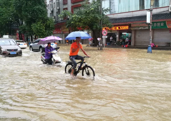 Rowerzysta Jeździ Przeszłości Zalane Street Spowodowane Przez Ulewny Deszcz Xinzhou — Zdjęcie stockowe