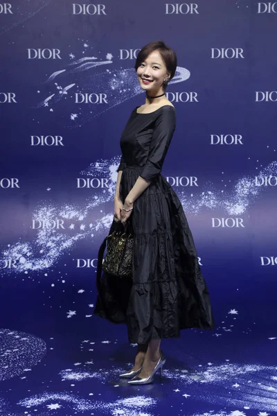 Actrice Chinoise Wang Luodan Pose Lors Événement Dior Feel Blue — Photo