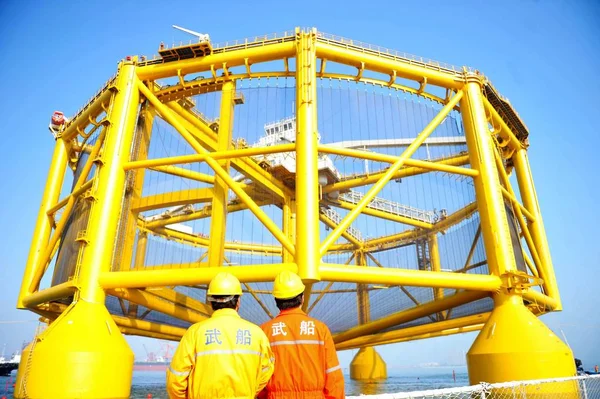 Trabajadores Chinos Observan Ocean Farm Una Instalación Inteligente Agricultura Oceánica — Foto de Stock