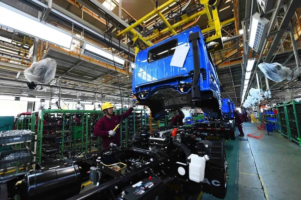 Chinesische Arbeiter Montieren Einen Lkw Fließband Einer Autofabrik Der Stadt — Stockfoto