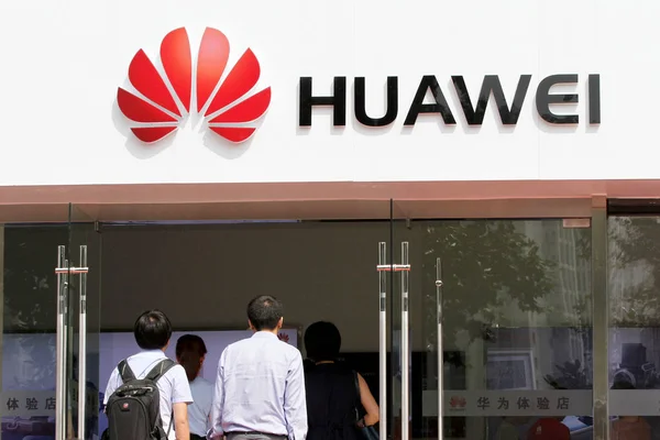 Los Clientes Entran Una Tienda Huawei Ciudad Huaian Provincia Jiangsu — Foto de Stock