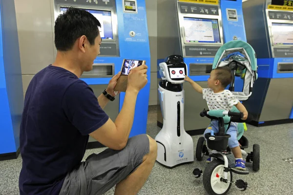 Niño Chino Mira Robot Inteligente Xiaogui Estación Yinghua Park Línea —  Fotos de Stock