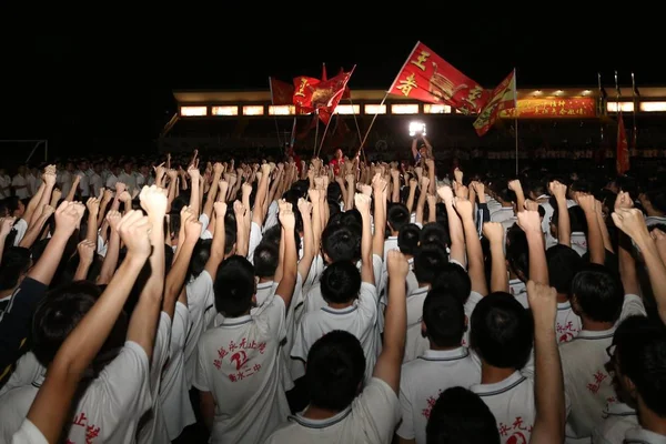 Fiatal Kínai Diákok Énekelnek Szlogenek Alatt Tömeges Rally Felkészülni Közelgő — Stock Fotó