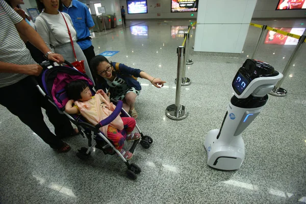 Chińskie Dziecko Patrzy Inteligentny Robot Xiaogui Yinghua Park Station Linii — Zdjęcie stockowe