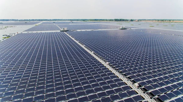 Dünyanın Büyük Yüzen Güneş Enerjisi Tesisi Havadan Görünümü Kapasitesi Ile — Stok fotoğraf