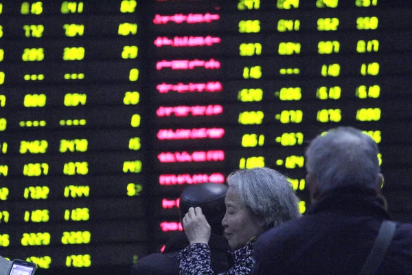 Chinese Investors Look Prices Shares Green Price Falling Stock Brokerage — Stock Photo, Image