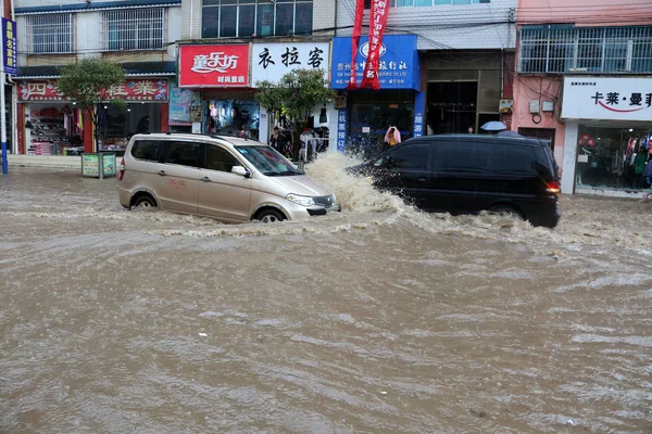 Automóviles Viajan Través Una Carretera Inundada Causada Por Fuertes Lluvias — Foto de Stock