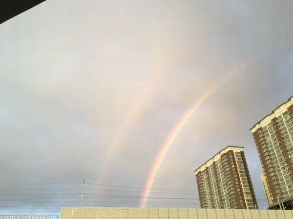 Arco Iris Doble Extiende Través Del Cielo Después Lluvia Ciudad —  Fotos de Stock