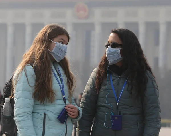 Buitenlandse Toeristen Dragen Gezichts Maskers Tegen Luchtvervuiling Bezoek Tiananmen Square — Stockfoto