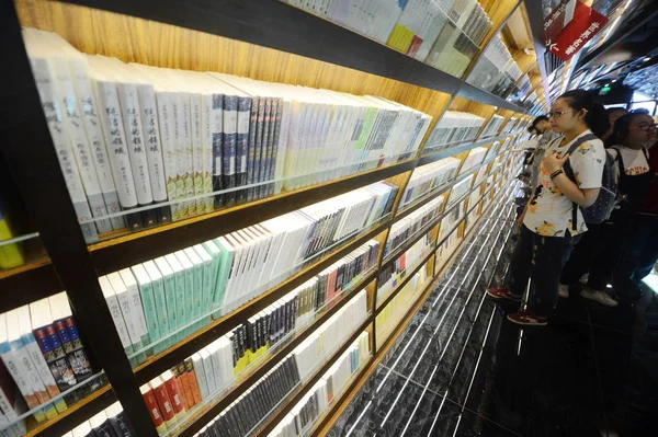 Zákazníci Čtou Knihy Zhongshuge Bookstore Rangzhou Východní Čínské Provincii Jiangsu — Stock fotografie