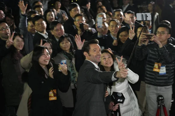 Acteur Australien Hugh Jackman Prend Des Selfies Avec Les Fans — Photo