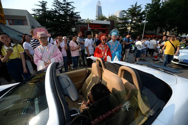 Automóvil Deportivo Porsche Llega Escuela Secundaria Experimental Shandong Como Parte —  Fotos de Stock