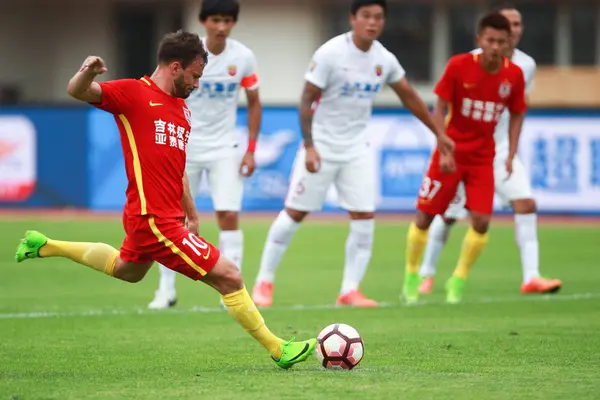 Hongaars Voetballer Szabolcs Huszti Van Changchun Yatai Trapt Bal Een — Stockfoto