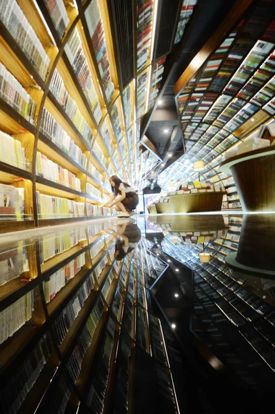 Dipendenti Cinesi Espongono Libri Presso Libreria Zhongshuge Nella Città Yangzhou — Foto Stock