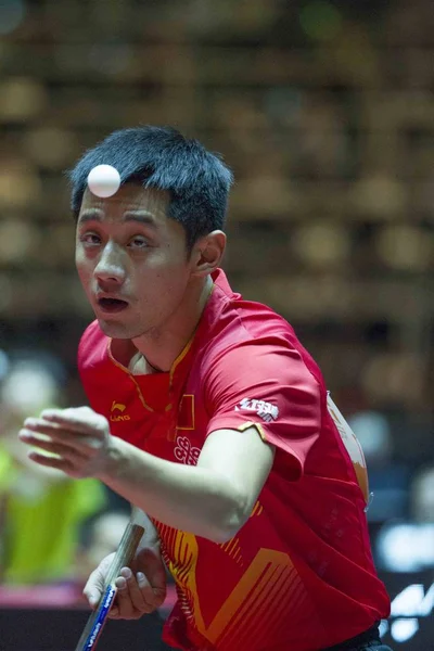 2017年6月1日 在德国杜塞尔多夫举行的2017年世界乒乓球锦标赛上 中国选手张继科在第三轮男单比赛中与奥地利选手罗伯特 加多斯对决 — 图库照片
