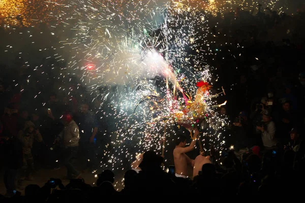 Čínští Baviči Provést Dračí Tanec Jisker Ohňostroje Oslavu Lantern Festival — Stock fotografie