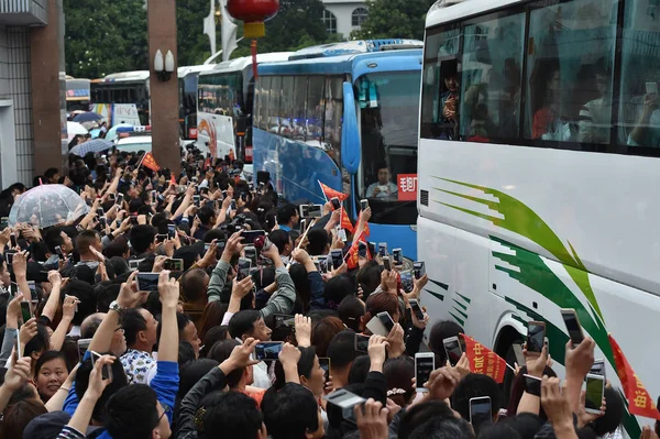 Κινεζική Κατοίκους Και Γονείς Πλήθος Στους Δρόμους Δουν Μαθητές Του — Φωτογραφία Αρχείου