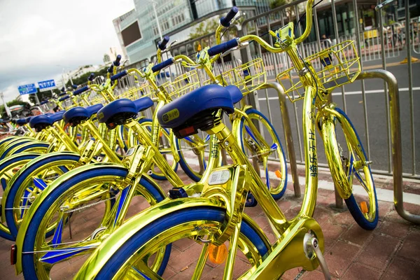 Goldene Fahrräder Des Chinesischen Fahrradverleihdienstes Coolqi Stehen Auf Einer Straße — Stockfoto