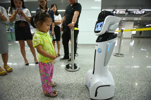 Niño Chino Mira Robot Inteligente Xiaogui Estación Yinghua Park Línea —  Fotos de Stock