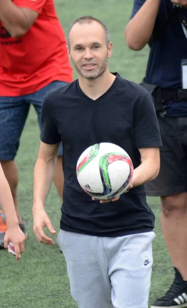 Futbolista Español Andrés Iniesta Prepara Para Patear Pelota Durante Evento — Foto de Stock