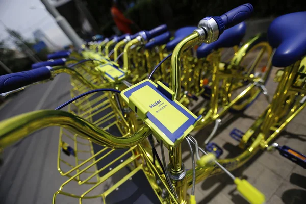 Des Vélos Dorés Service Chinois Partage Vélos Coolqi Sont Alignés — Photo