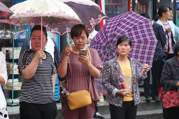 Localnicii Părinții Chinezi Aglomeră Străzile Pentru Vedea Elevii Liceului Maotanchang — Fotografie, imagine de stoc