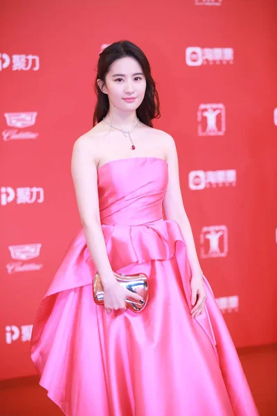 中国女演员刘一飞于2017年6月17日在中国上海举行的第20届上海国际电影节开幕式上登上红地毯 — 图库照片
