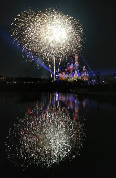 Vypadněme Odsud Disney Hrad Během Prvního Výročí Oslavu Obřadu Šanghaji — Stock fotografie