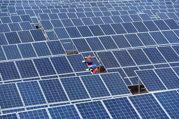 Técnicos Chinos Revisan Paneles Solares Una Central Fotovoltaica Ciudad Chihe —  Fotos de Stock