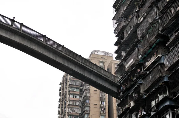 2017年6月4日 中国重庆一座70米长 40米高的人行天桥 连接天空中的公寓楼 — 图库照片