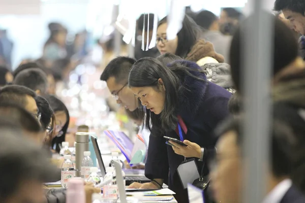 Chinesische Absolventen Werden Von Personalvermittlern Während Einer Jobmesse Der Stadt — Stockfoto