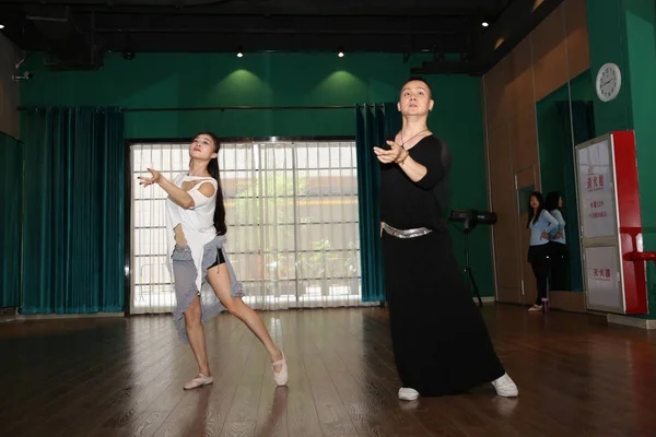 Bei Instructor Danza China Años Edad Enseña Sus Estudiantes Practicar — Foto de Stock