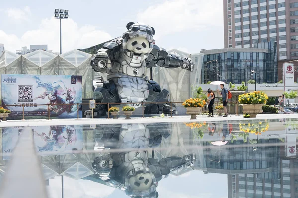 Pedestres Passam Por Uma Escultura Panda Tai Chi Exposição Frente — Fotografia de Stock