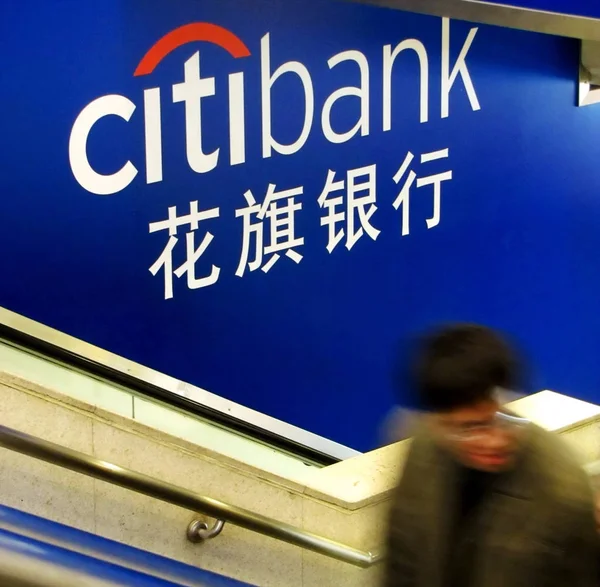 Een Voetgangersgebied Wandelingen Een Advertentie Voor Citibank Shanghai China November — Stockfoto