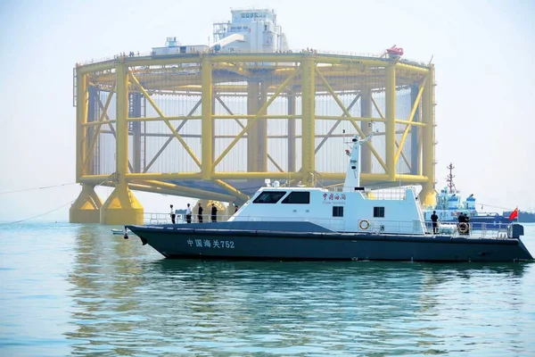 Barco Aduanas Chino Pasa Por Ocean Farm Una Instalación Inteligente —  Fotos de Stock