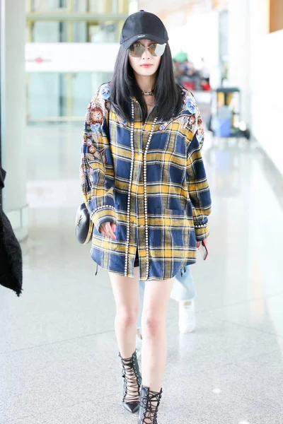 Chinese Actress Yang Pictured Beijing Capital International Airport Beijing China — Stock Photo, Image